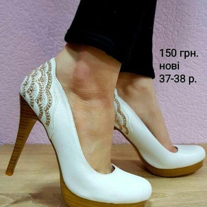 Білі туфлі з вишивкою