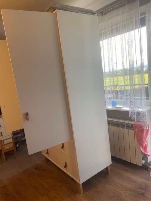 Biała szafa dwudrzwiowa