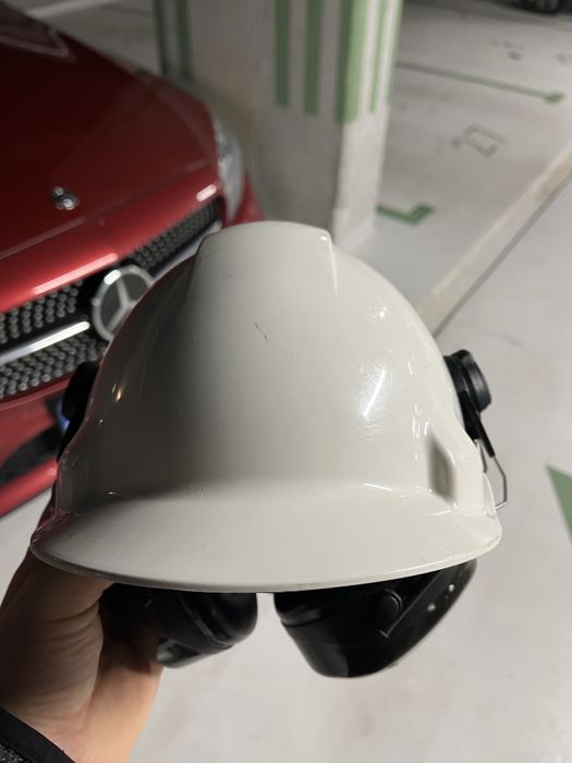 Kask 3M z ochronnikami słuchu