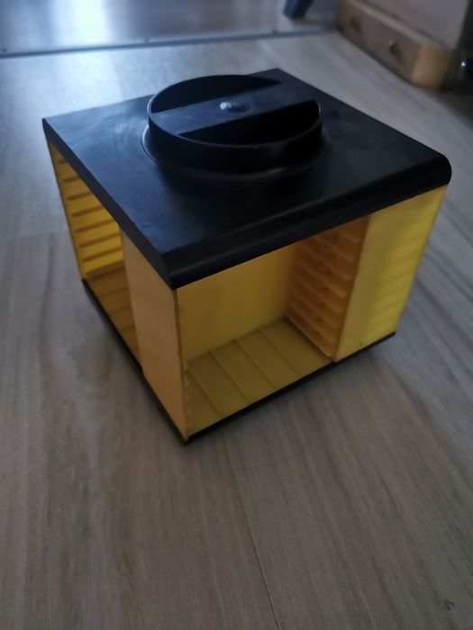 Obrotowy stojak na kasety magnetofonowe