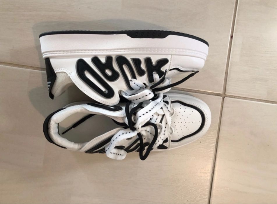 sapatilhas brancas com detalhes pretos