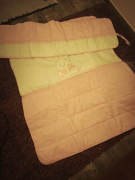 Cama de bebê em madeira com colchão incluído