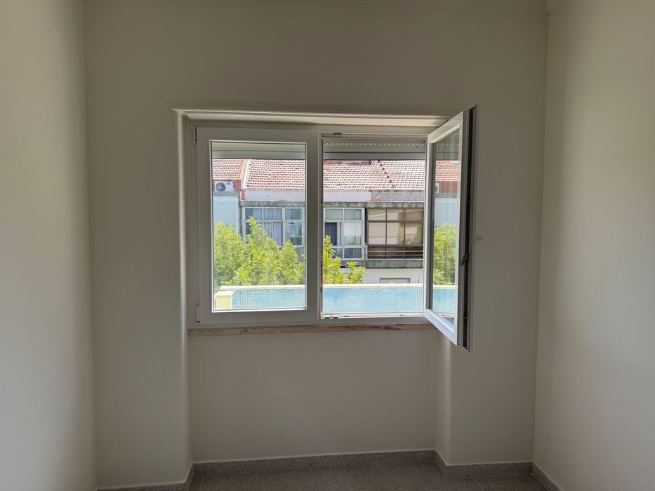 Em pelo centro de Almada arrenda-se T2