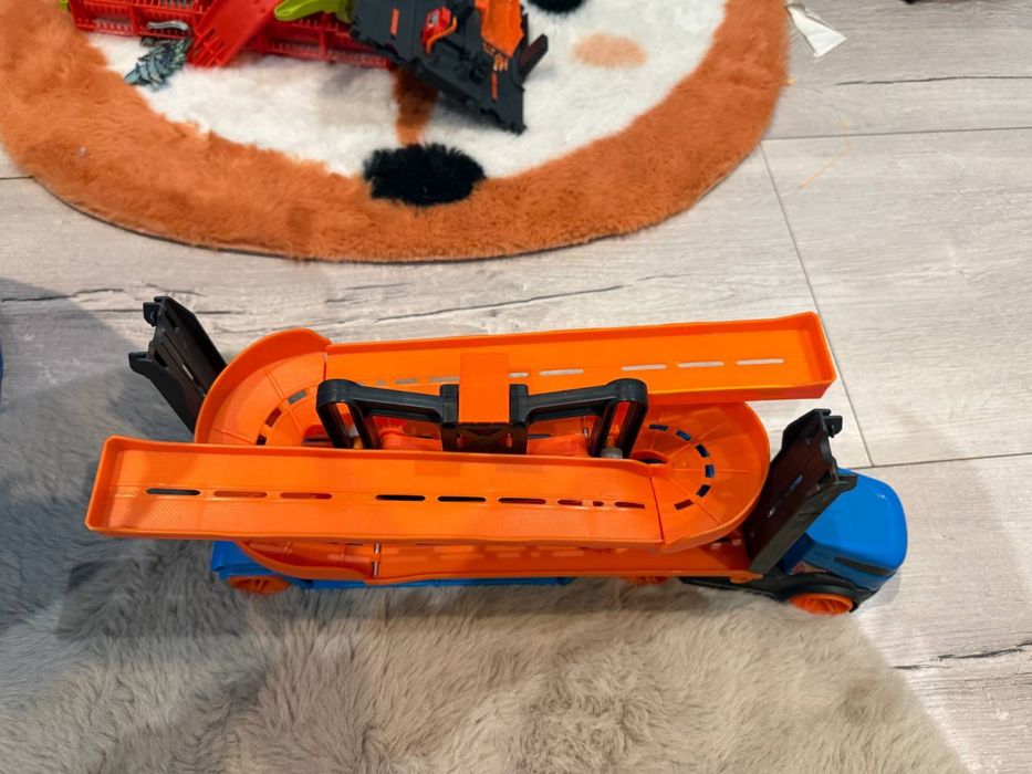 Hot Wheels City Transporter – Tory zjazdowe 2w1 (GNM62).