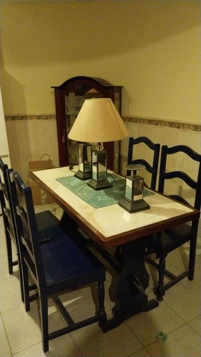 Mesa madeira e mármore com 4 cadeiras