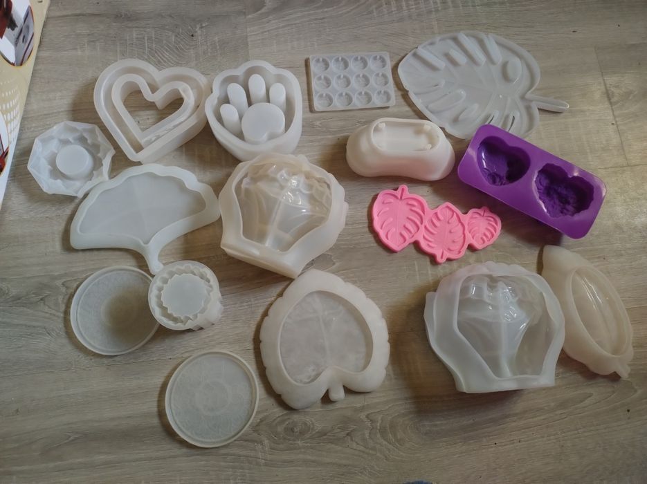 Formy silikonowe ok.90szt. do żywicy, gipsu, świec