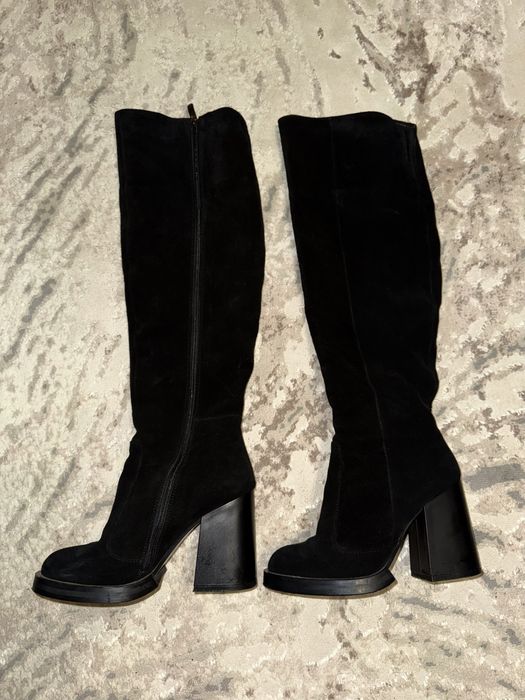 Зимові замшеві сапоги на підборах