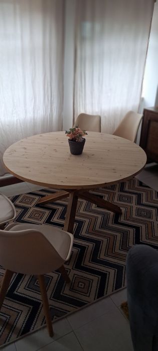 Mesa de jantar redonda com 120 cm de circunferência e 4 cadeiras