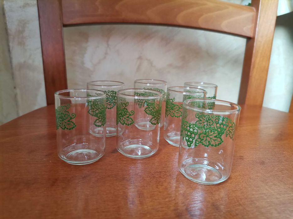 Kieliszki zdobione zielenią