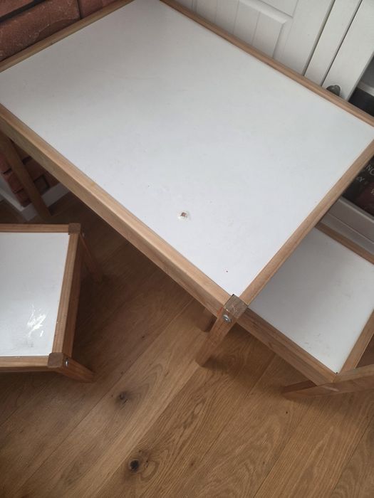 Stoliczek ikea i dwa krzesełka