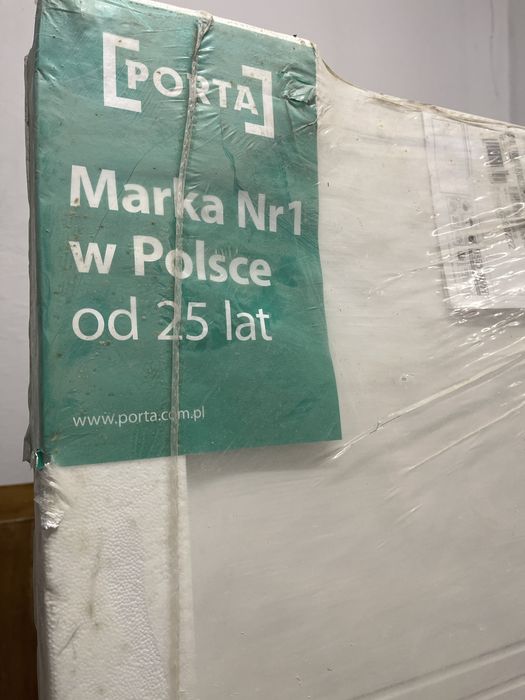 Drzwi PORTA 80 prawe. Nowe. Białe, nowoczesne z frezami. Trzy zawiasy. Delikatnie uszkodzone.
