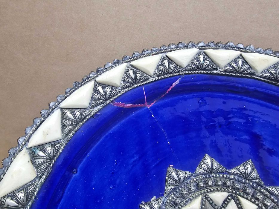 Prato antigo em barro vidrado, com aplicações em metal e madrepérola