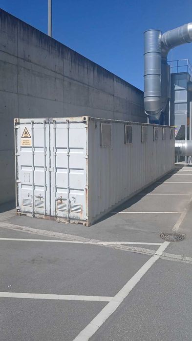 Contentor para armazenamento de materiais inflamáveis, para exterior, com prateleiras e com sistema de extinção