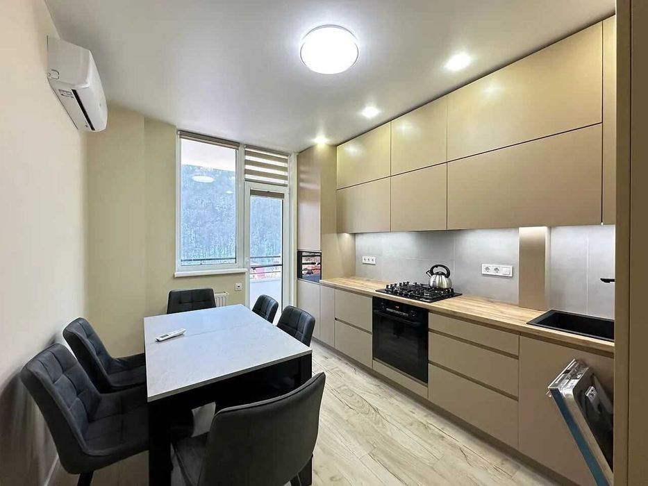 Продається стильна видова 2к. квартира в самому серці Яремче!