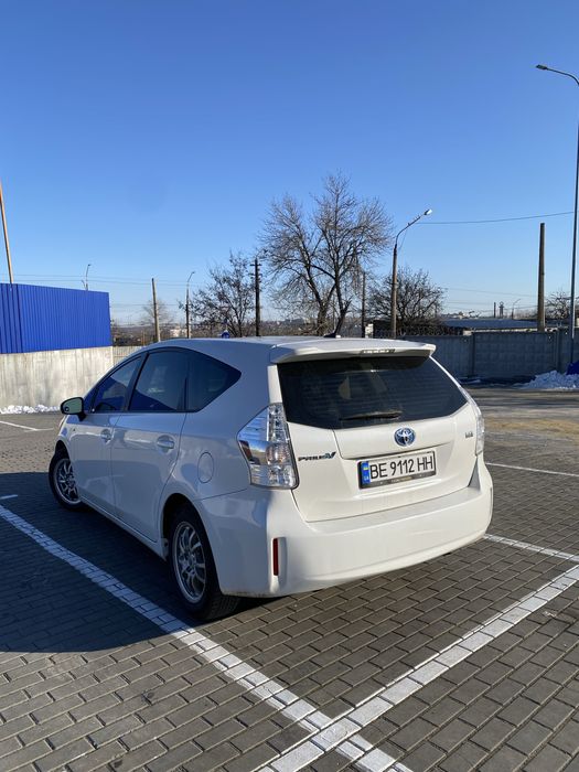 Продаж авто Toyota Prius V