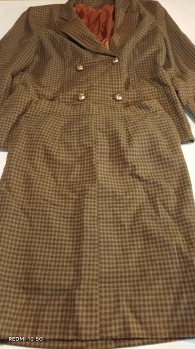 Conjunto de senhora blazer e saia em tons de castanho, tamanho L