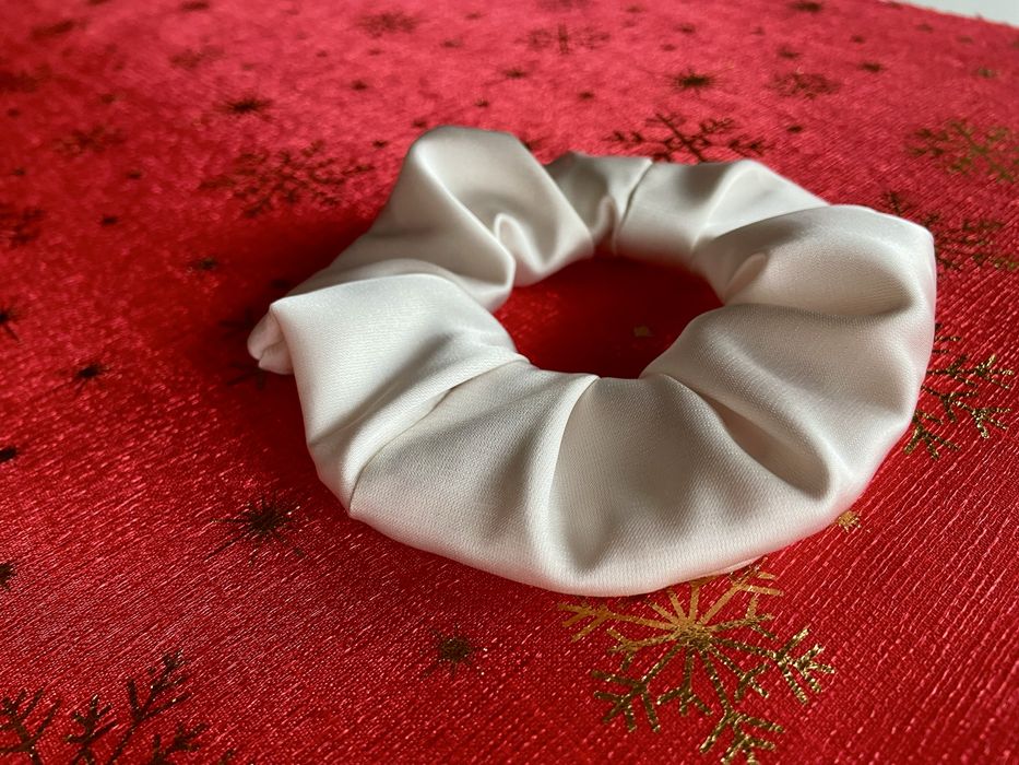 Jedwabna gumka do włosów – naturalna tkanina