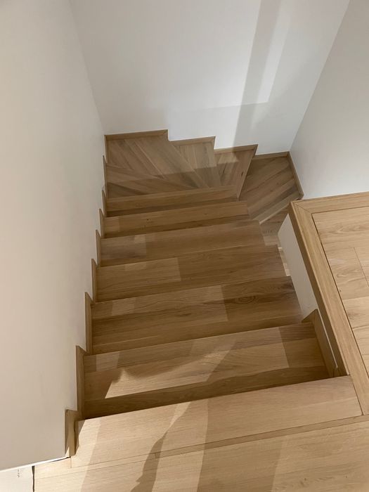 Schody drewniane dębowe lite zabiegowe, proste, podesty, parapety