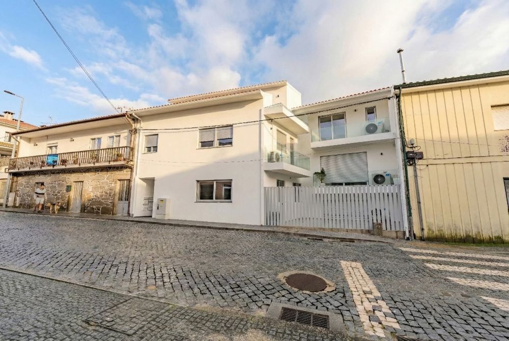 T3 Novo (2025) com Terraço Privativo de 50m – Centro de Amares
Preço: 278.000€ (fixo)