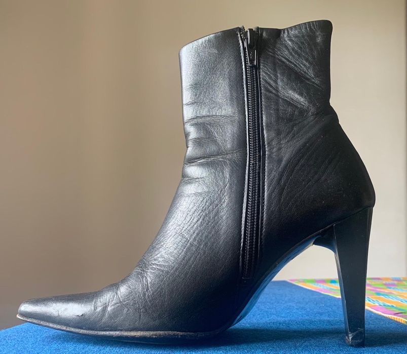 Botas pretas cano baixo pele genuína