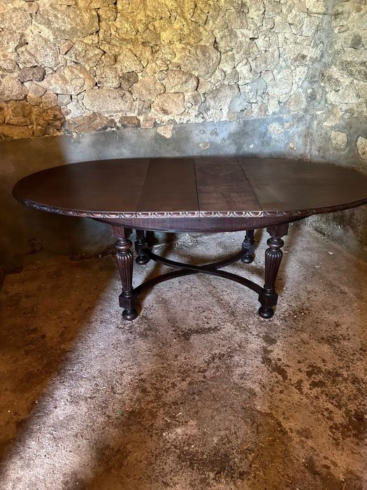 Mesa oval antiga em madeira maciça