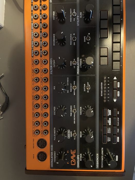 Behringer Crave Sentyzator