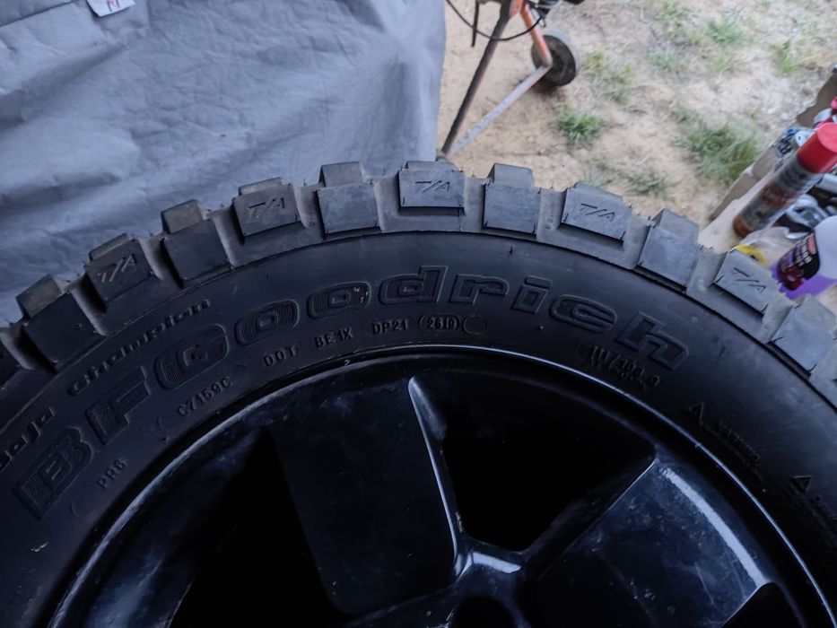 5 kół Jeep Wrangler rozstaw 5x127 opony BFGoodrich 255/75)17