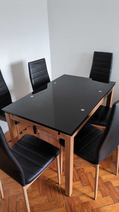 Mesa de jantar extensível e seis cadeiras