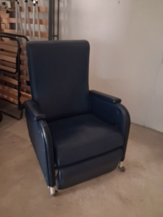 Varios : secretaria,sofa,balança, cadeirao com todas