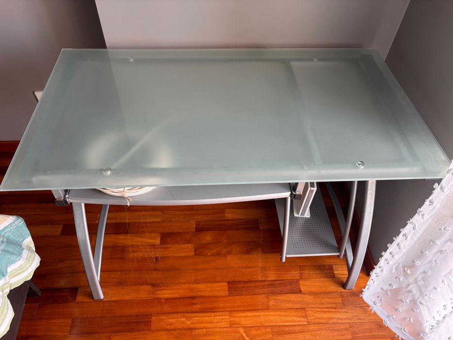 Vendo secretária e cadeira