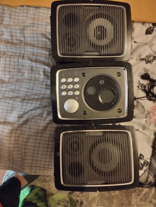 Музичний центр Філіпс .має в собі програвач дисків та касет.