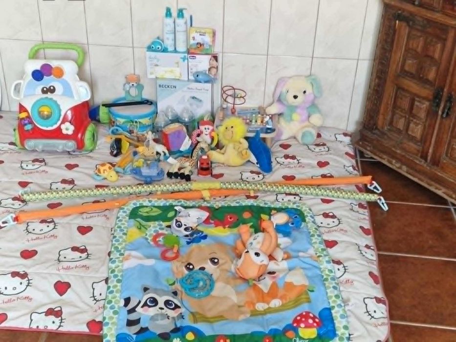 Brinquedos e bens para o bebe e para a mãe