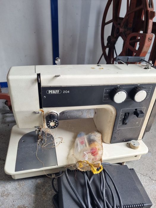 Conjunto Máquina costura PFAFF 204 e Oliva