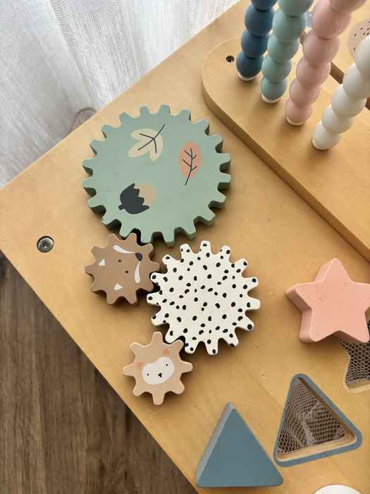 Mesa de atividades infantil em madeira + brinquedos Montessori