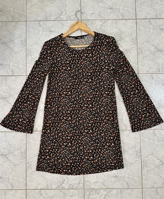 Vestido com flores castanhas