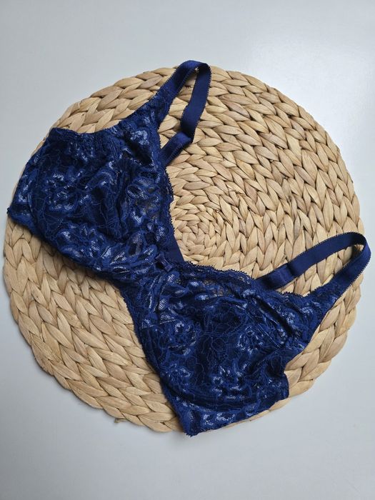 Granatowy koronkowy biustonosz