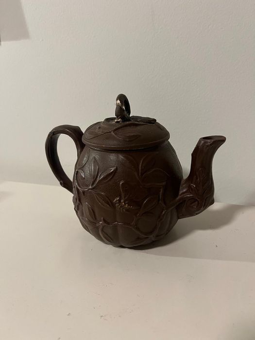 Bule de cerâmica com relevo