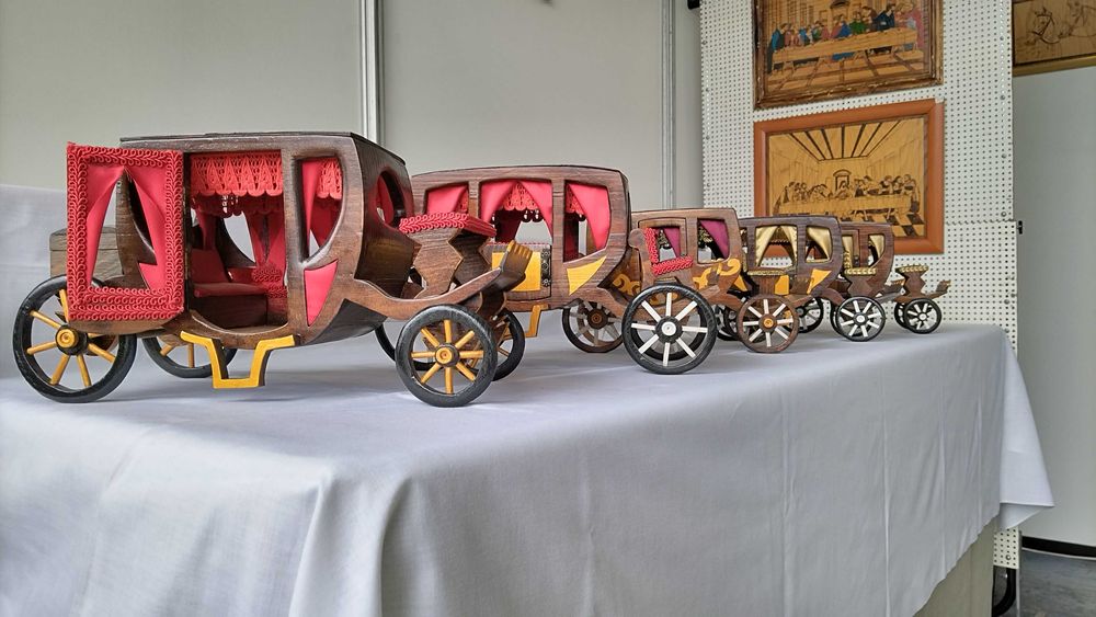 Carroças (coches) em madeira c/interior forrado a cetim
