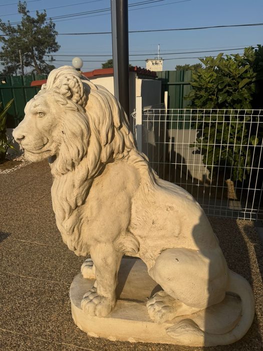 Vendo duas Estatuas de leao ALTURA 600 KILOS CADA