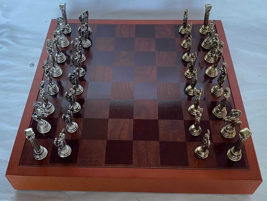 Tabuleiro de xadrez - Jogo vintage de tropas gregas feito em bronze