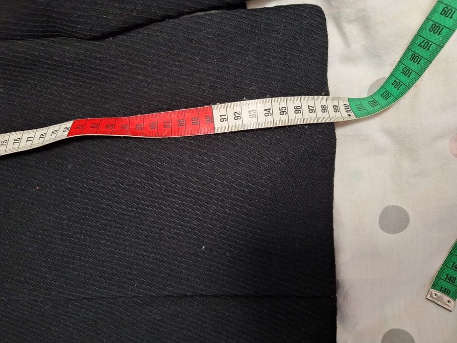 Czarny elegancki płaszcz damski.