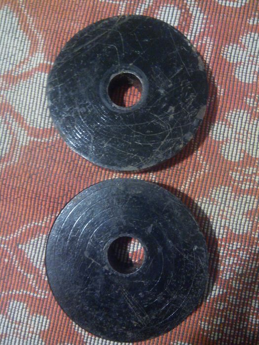 Два блина для штанги или гантели.