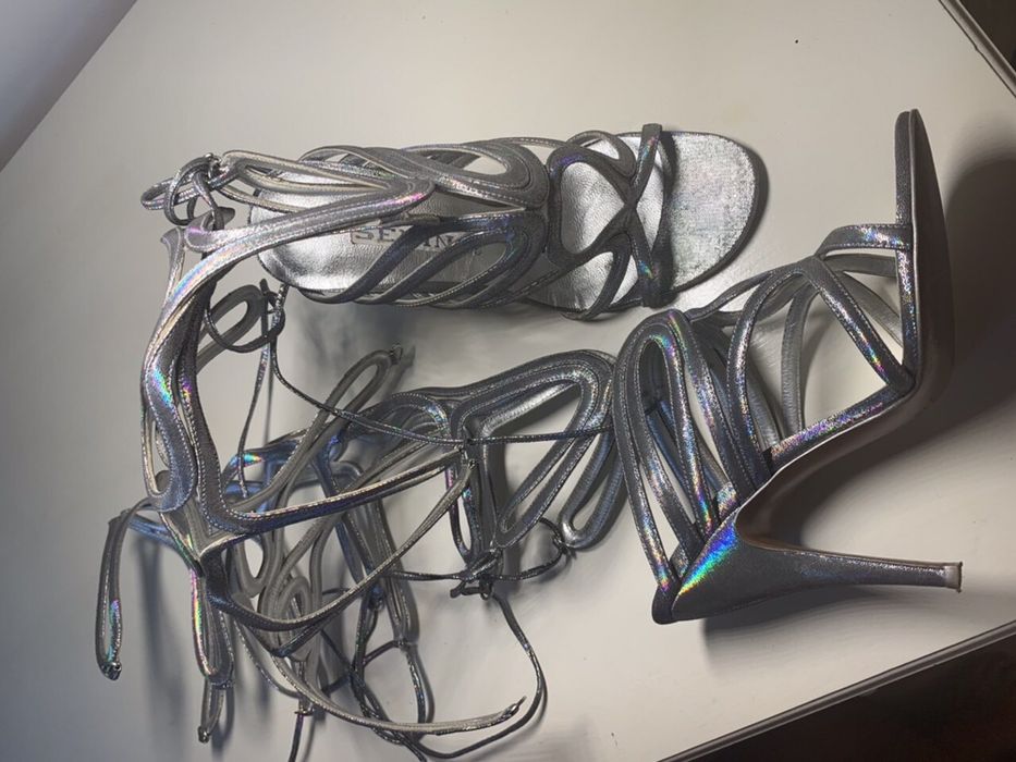 Высокие босоножки на шнуровке