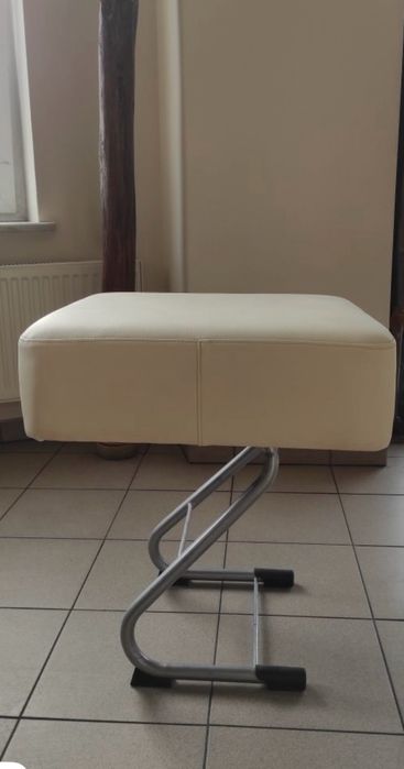 Duża pufa / podnóżek z beżowej ekoskóry