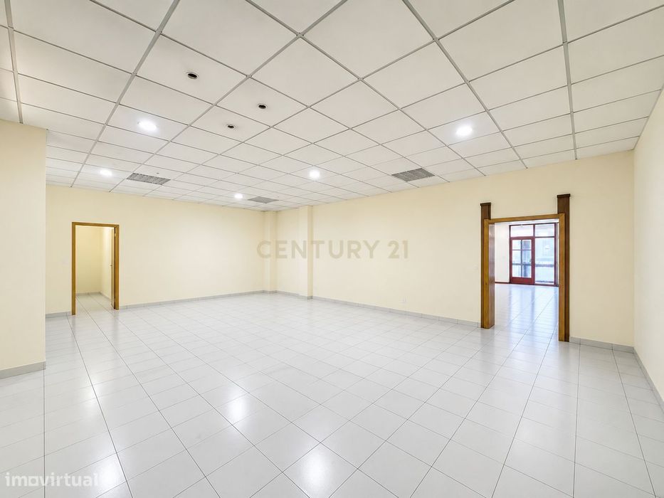 Loja em Águas Santas com 240 m²