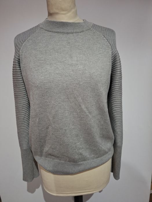 Sweter damski rozmiar 38
rozmiar 38
Stan bardzo dobry 
Długość 58 cm
Paszki 50 x 2 cm
Rekaw 48/69cm
Ramiona 33 cm