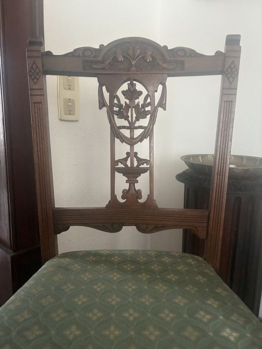 2 Cadeiras antigas estofadas