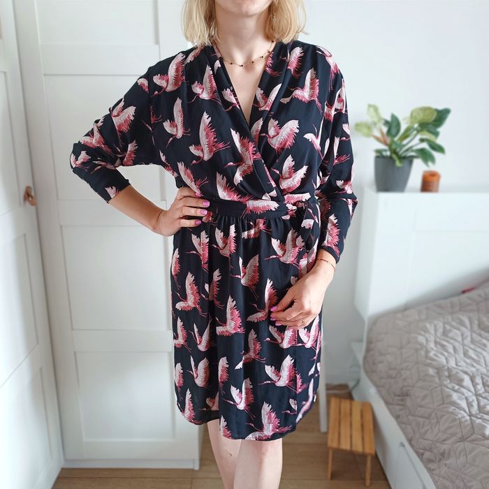 Zwiewna kopertowa sukienka midi 38 M Mango szlafrokowa