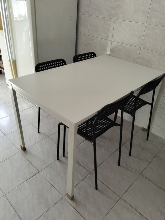 Mesa com 4 cadeiras
