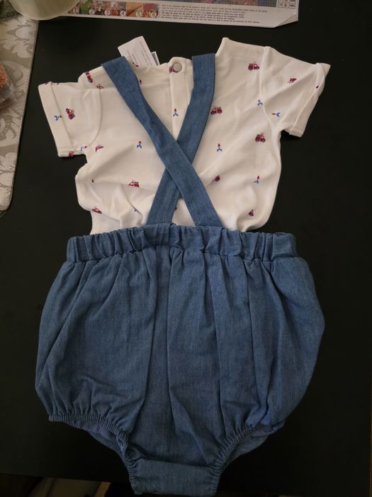 Conjunto jardineira ganga e t-shirt bebé